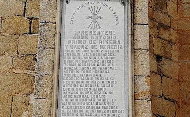 Piden la retirada de una placa franquista de la iglesia de Cañaveral