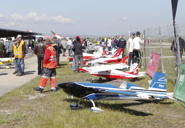 En el campo de vuelo La Cervera, a 21 kilómetros de Cáceres, participan 89 pilotos y 156 modelos. :: A. M.