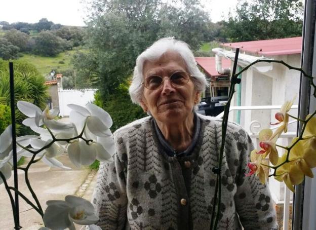 Ángela, de 83 años, ha escrito la carta «con todo respeto». :: HOY
