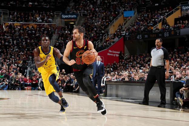 Calderón avanza ante la marca de Collison en el primer partido en Cleveland. :: getty images / cavs.com