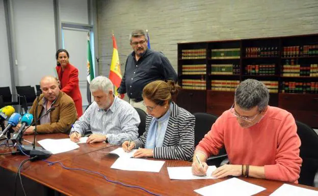 La consejera de Hacienda, durante la firma con representantes de Csif, UGT, CC OO y Sgtex.: