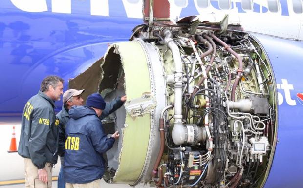 Muere una mujer después de que un avión aterrizara de emergencia en Filadelfia tras estallar un motor