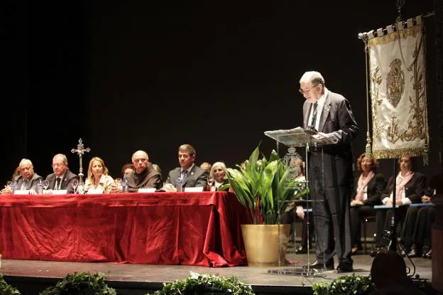 A la derecha, Juan Carlos Fernández Rincón durante su intervención en el Gran Teatro. :: l. cordero