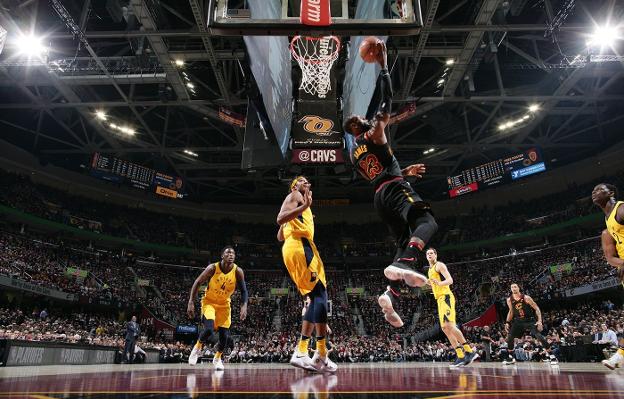 LeBron James, a aro pasado ante Indiana en el segundo partido de la serie. :: getty images / cavs.com