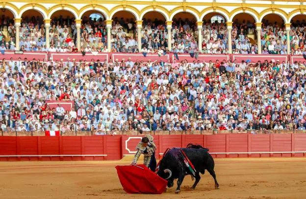 Antonio Ferrera en la faena con la muleta a su segundo toro de Jandilla ayer en Sevilla. :: julio muñoz