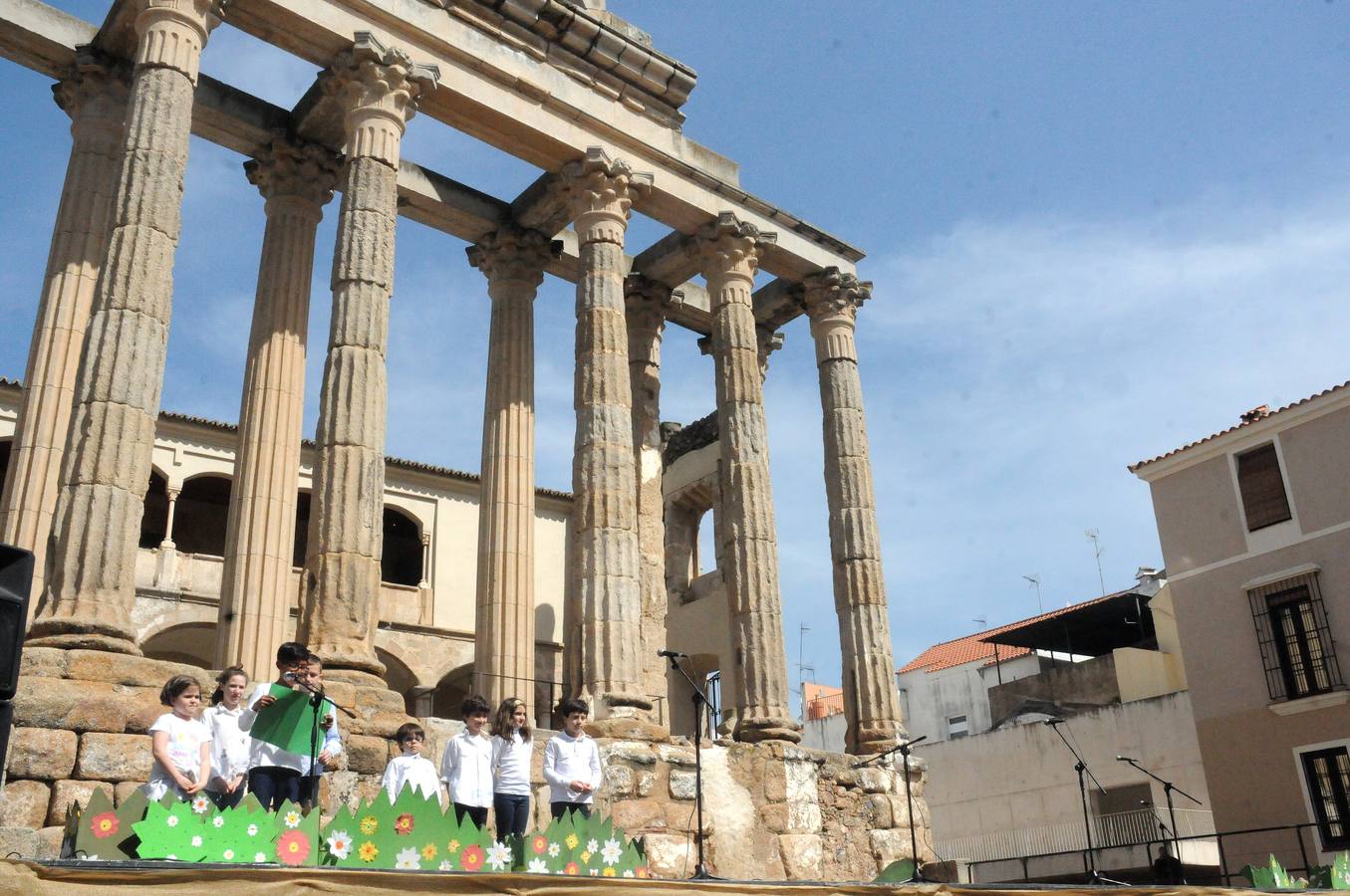 Los escolares emeritenses celebran el Día del Patrimonio con la adopción de los monumentos más cercanos a sus centros