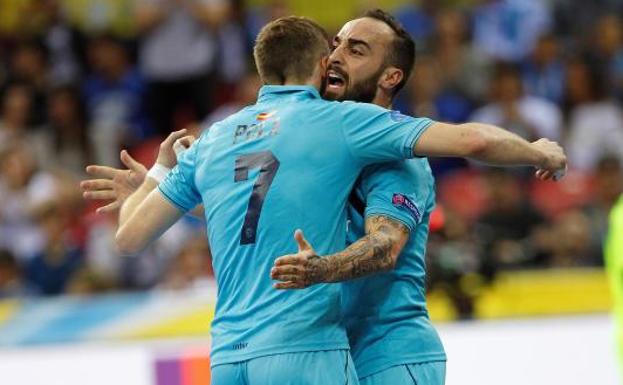 Ricarhinho y Pola celebran uno de los goles 