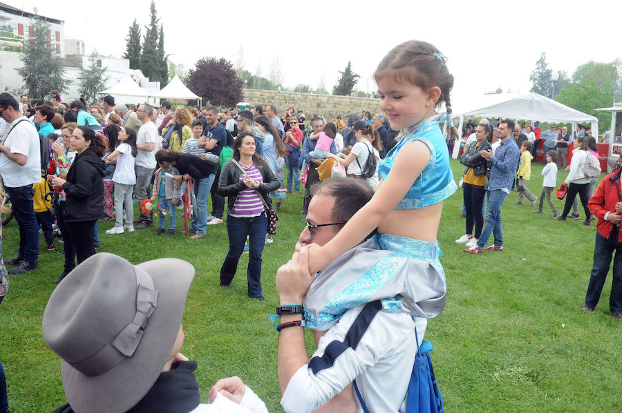 El Acueducto de los Milagros se llena de color y ritmos exóticos