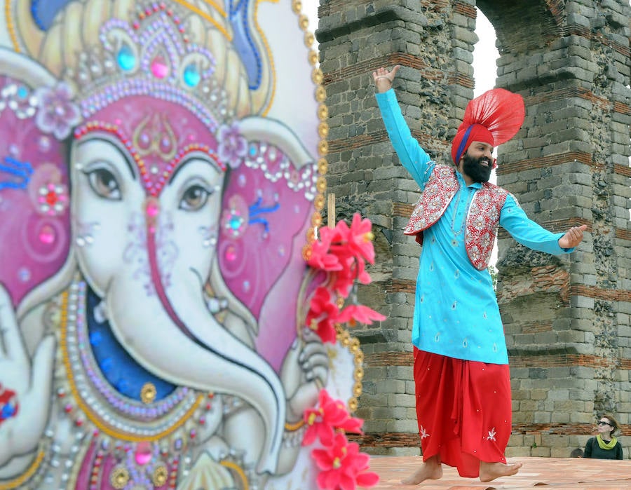 El Acueducto de los Milagros se llena de color y ritmos exóticos