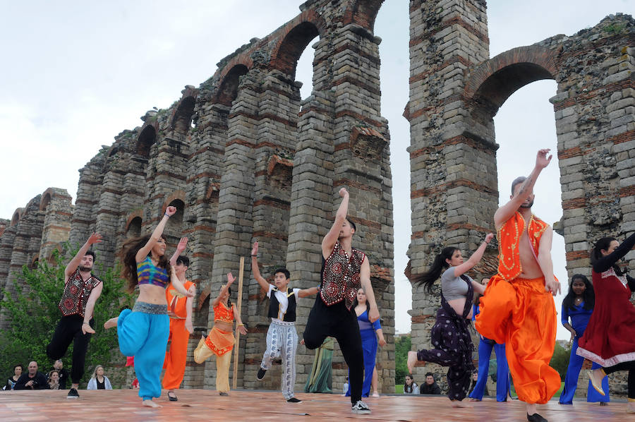 El Acueducto de los Milagros se llena de color y ritmos exóticos