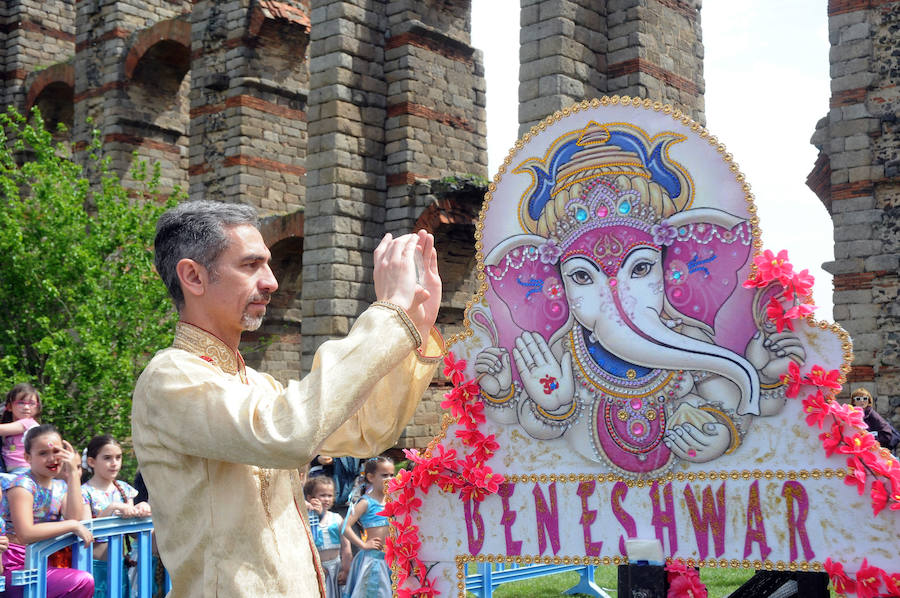 El Acueducto de los Milagros se llena de color y ritmos exóticos