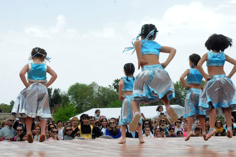 El Acueducto de los Milagros se llena de color y ritmos exóticos