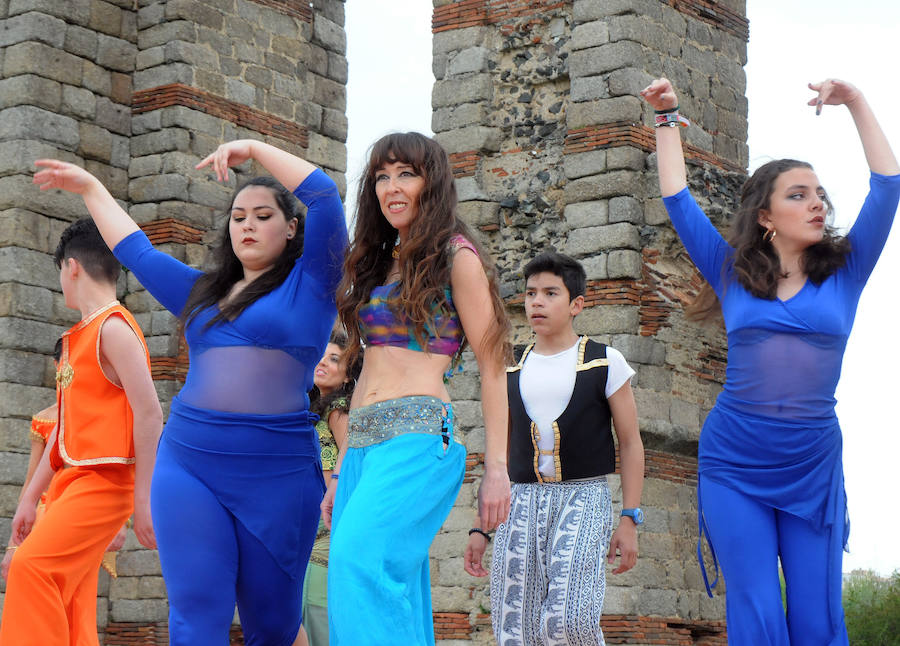 El Acueducto de los Milagros se llena de color y ritmos exóticos