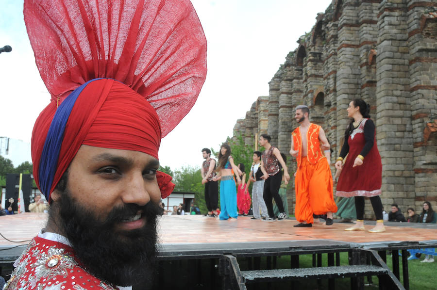 El Acueducto de los Milagros se llena de color y ritmos exóticos