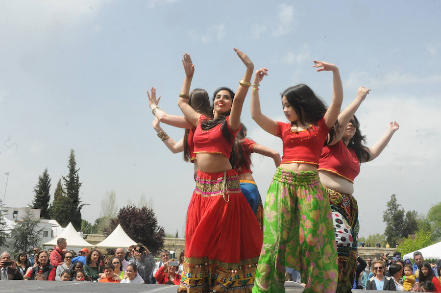 El Acueducto de los Milagros se llena de color y ritmos exóticos