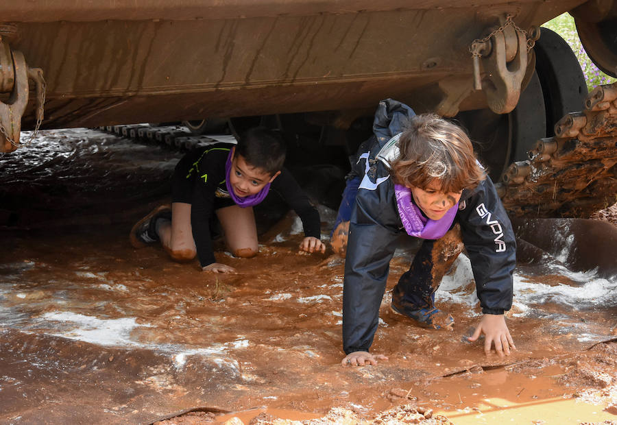 Ni la tormenta ni el fango amilanaron al millar de deportistas que midieron sus fuerzas en el VI Desafío San Fernando