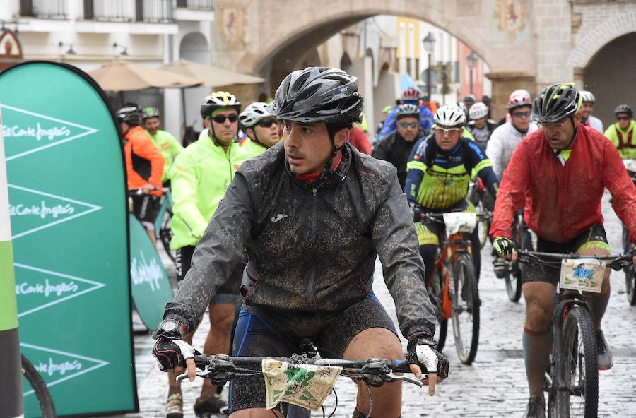 Ni la tormenta ni el fango amilanaron al millar de deportistas que midieron sus fuerzas en el VI Desafío San Fernando