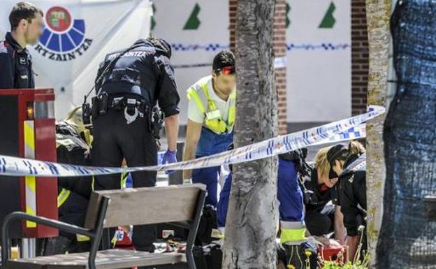 Sanitarios y cuerpos de seguridad atienden al presunto homicida el pasado viernes.