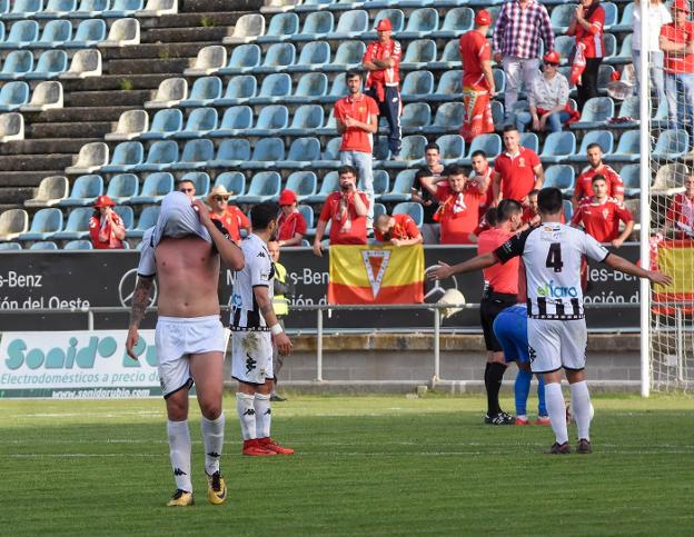 Álex Rubio se tapa la cara de espaldas al lanzamiento del penalti del Murcia que fue el 1-2. :: C. moreno