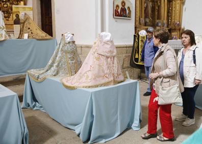 Imagen secundaria 1 - El equipo de ornato, ayer junto a la patrona y una vecina de Caleros encala su fachada.;