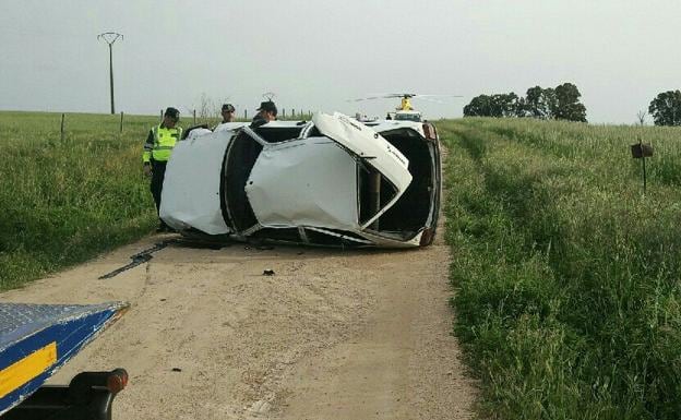 El coche volcado en el lugar del suceso. :: 