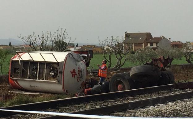 Estado en el que ha quedado el camión tras chocar con un tren | @CMM_noticias / CASTILLA-LA MANCHA MEDIA