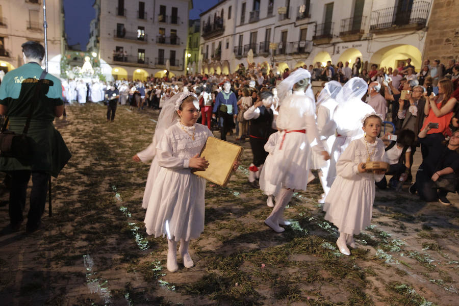 Cáceres brinda a la patrona una calurosa bienvenida en una bajada determinante