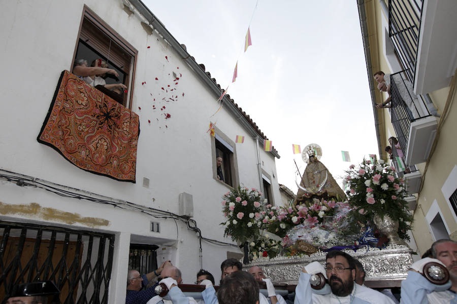 Cáceres brinda a la patrona una calurosa bienvenida en una bajada determinante