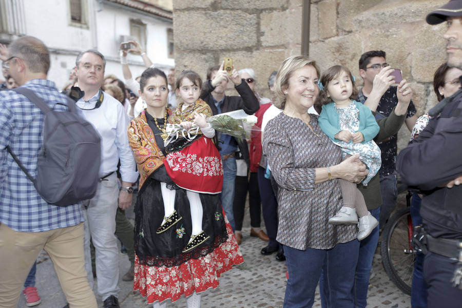 Cáceres brinda a la patrona una calurosa bienvenida en una bajada determinante