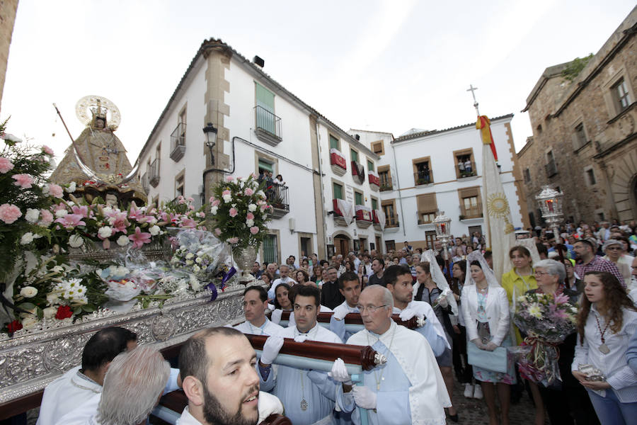 Cáceres brinda a la patrona una calurosa bienvenida en una bajada determinante