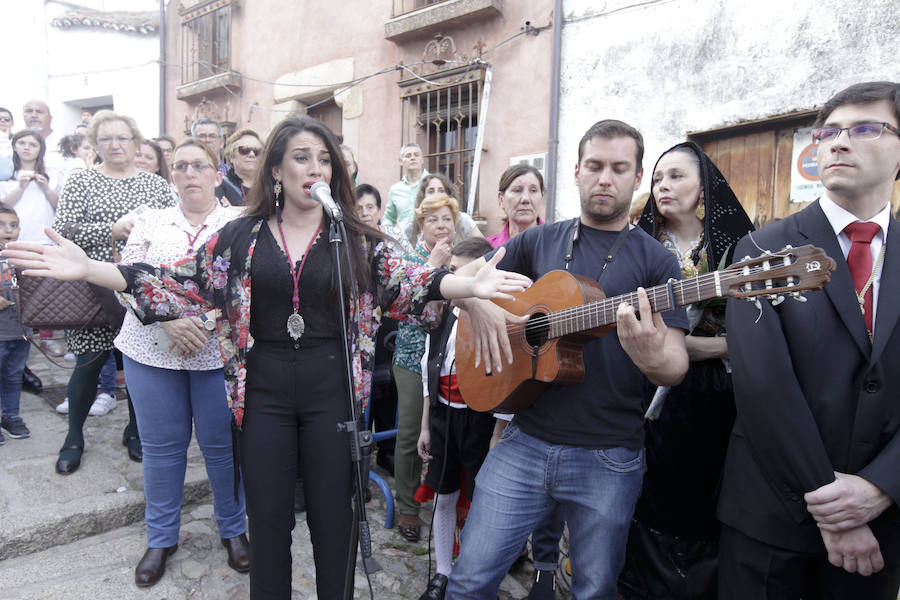 Cáceres brinda a la patrona una calurosa bienvenida en una bajada determinante