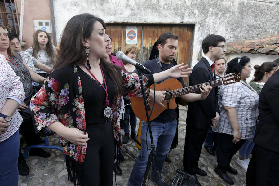 Cáceres brinda a la patrona una calurosa bienvenida en una bajada determinante