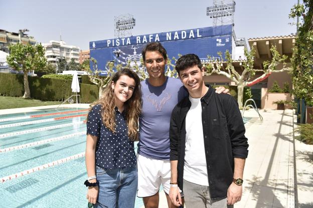 Rafa Nadal, con Amaia y Alfred. :: R. C.