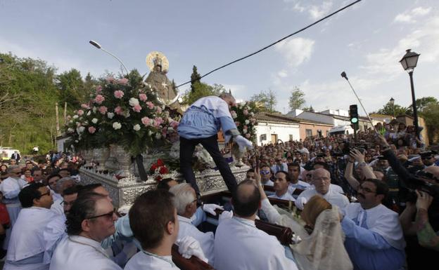 Entrega del bastón de mando de la ciudad a la Patrona, a su llegada a Fuente Concejo::