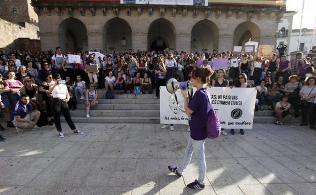 Protesta a las puertas del Ayuntamiento de Cáceres. 