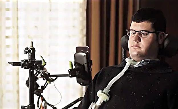 Alberto Moreno, natural de Cabeza del Buey, usando la novedosa aplicación. :: HOY