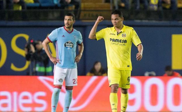 Carlos Bacca celebra uno de sus tres goles al Celta. 