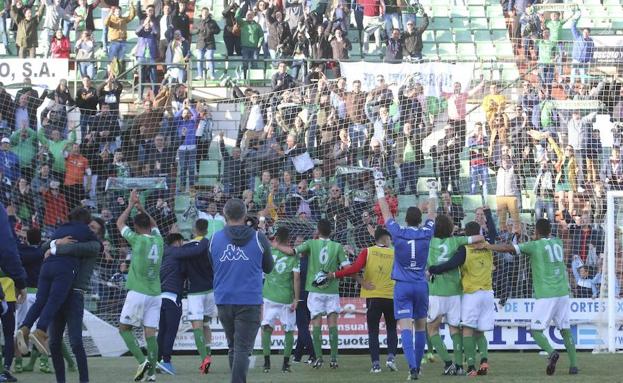 El Villanovense se acerca a la grada para saludar a la afición