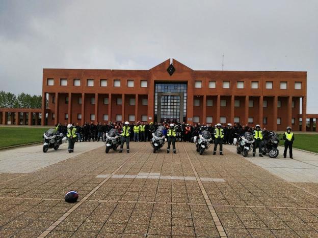 Imagen de la visita realizada ayer a la Escuela de Tráfico. :: cedida