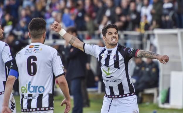 Imagen principal - Ruano celebra con rabia el gol que dio la victoria al Badajoz ante el Extremadura::