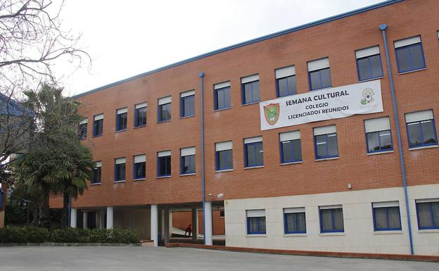 Fachada del colegio Licenciados Reunidos, en Cáceres