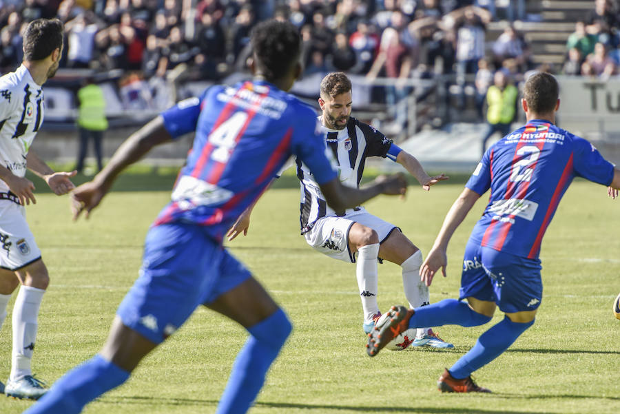  Los pacenses se agarran a la permanencia y agravan la crisis de un equipo azulgrana a la deriva y que sale de playoff