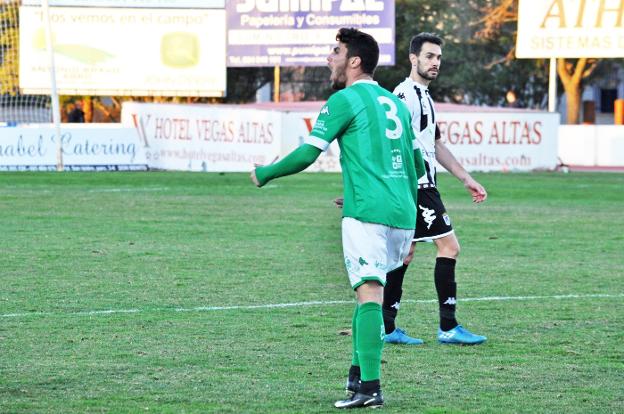 Tapia celebra el gol del triunfo en otro derbi, ante el Badajoz. :: e. d.