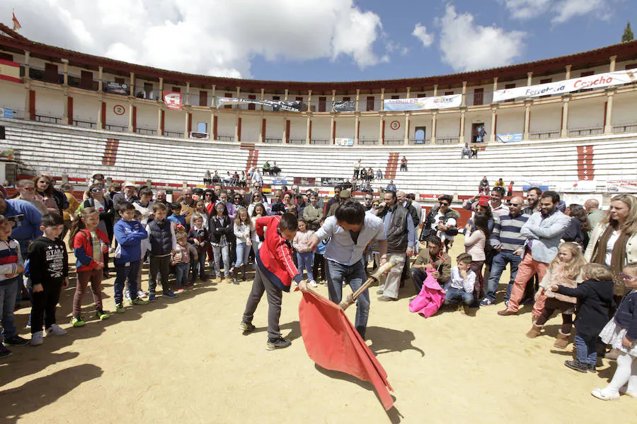 El buen tiempo arropó al tentadero organizado por Manuel Bejarano en el que 21 alumnos exhibieron su arte ante casi tres cuartos de plaza