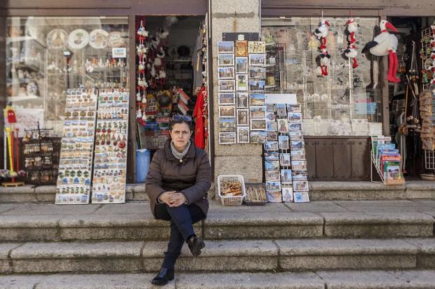 Ana Belén Garrido ante la tienda. :: HOY