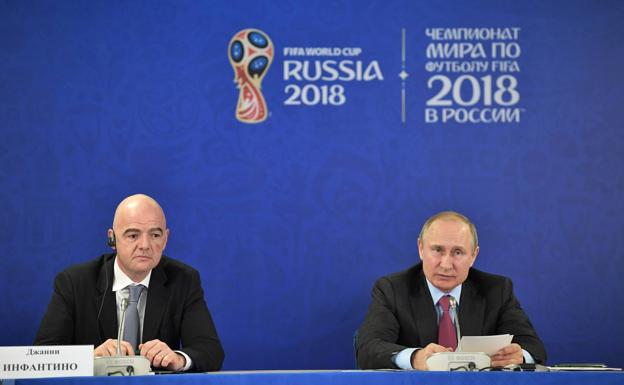 El presidente de Rusia, Vladímir Putin, y el presidente de la FIFA, Gianni Infantino. 