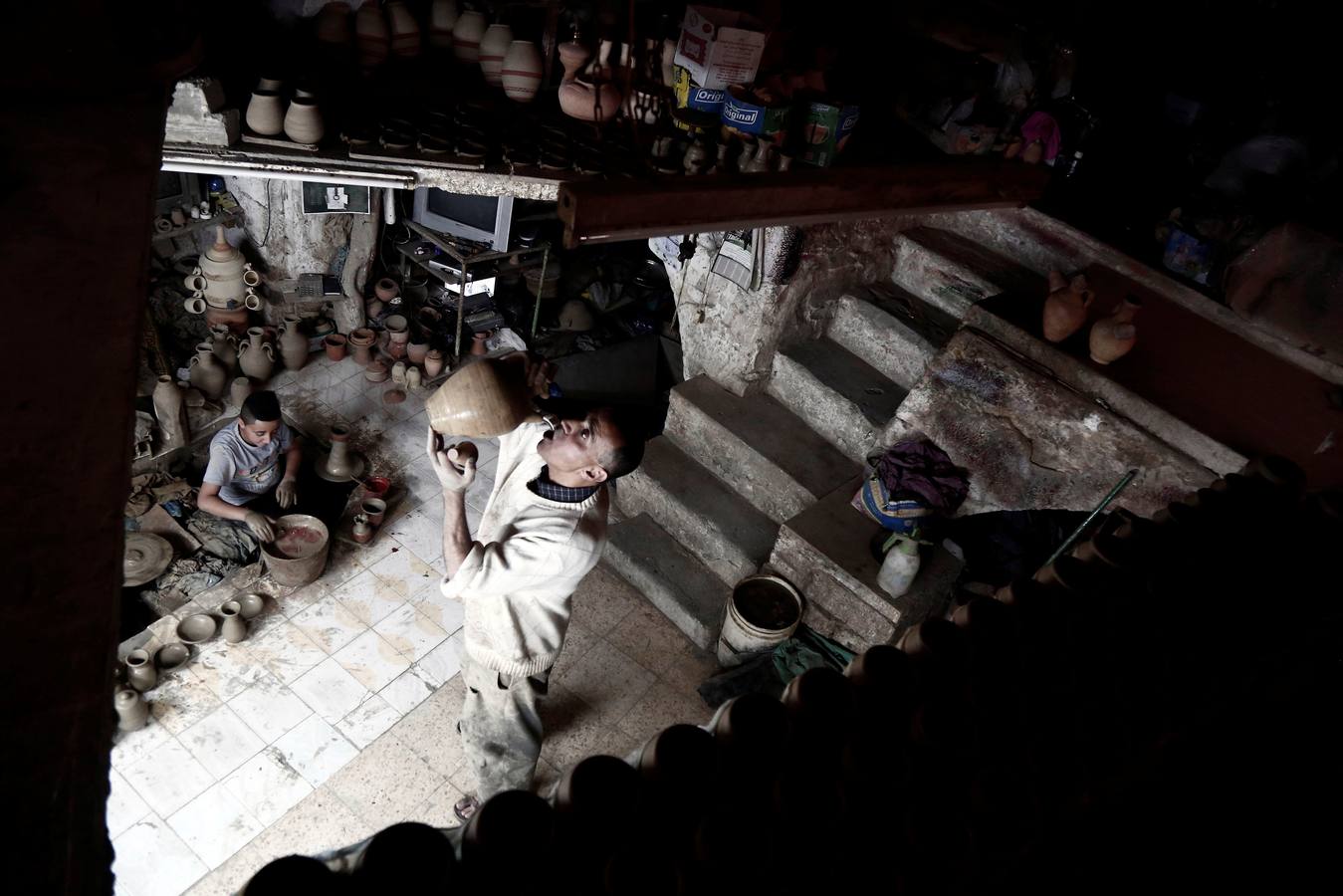 El palestino Jamal Fakhori y su hijo hacen vasijas de arcilla en su taller en la ciudad de Jaba, cerca de Jenin, en la ocupada Cisjordania
