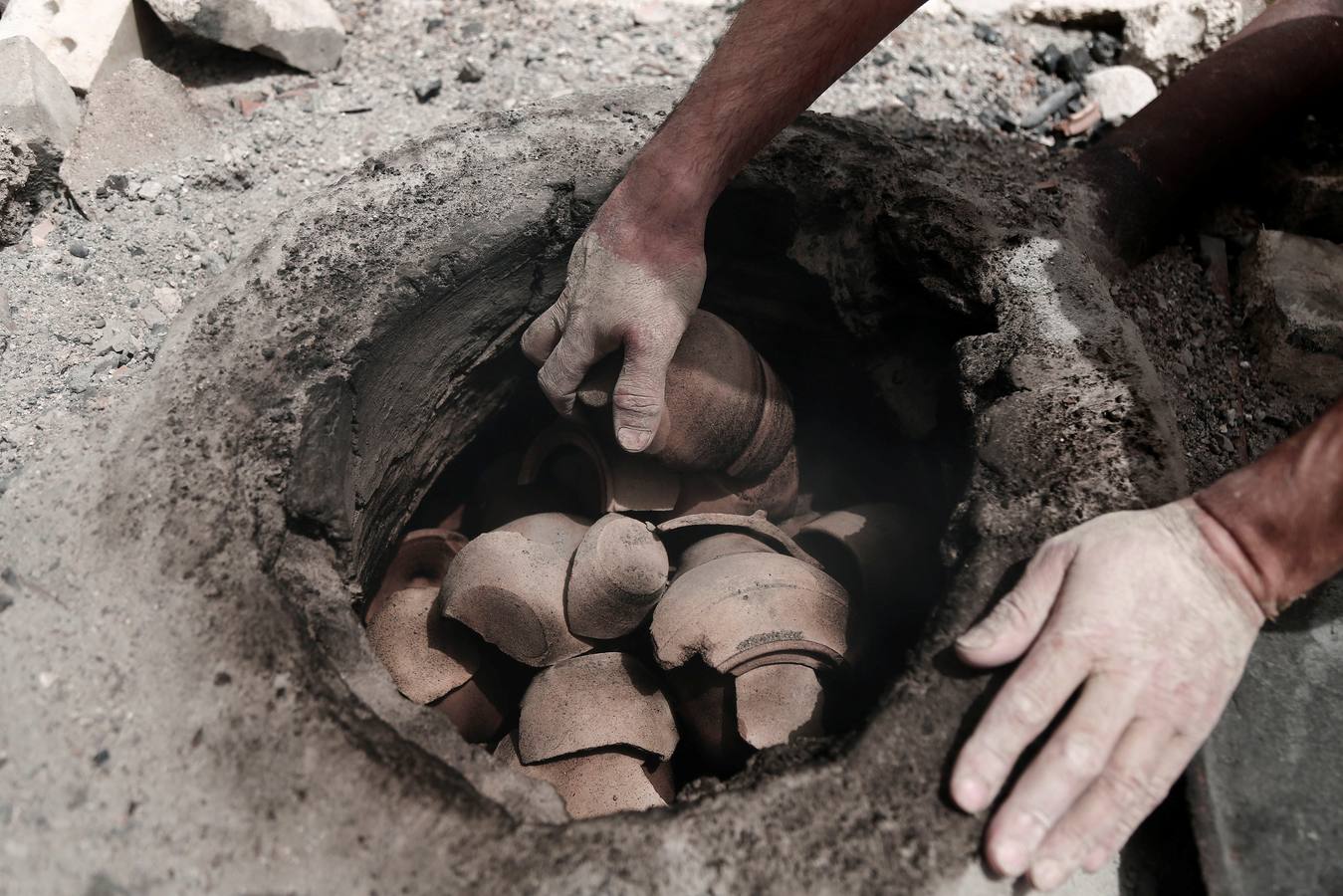 El palestino Jamal Fakhori y su hijo hacen vasijas de arcilla en su taller en la ciudad de Jaba, cerca de Jenin, en la ocupada Cisjordania