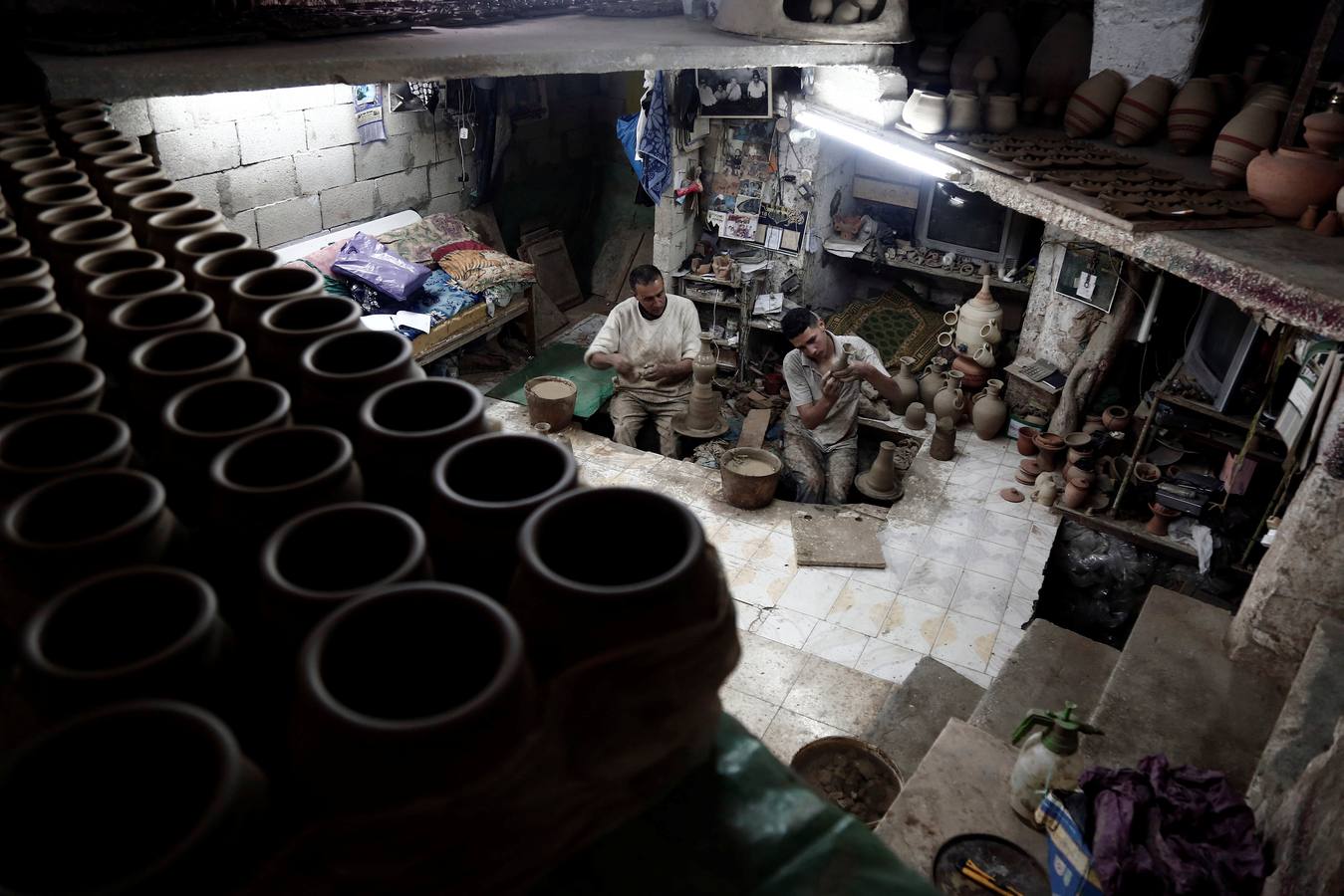 El palestino Jamal Fakhori y su hijo hacen vasijas de arcilla en su taller en la ciudad de Jaba, cerca de Jenin, en la ocupada Cisjordania