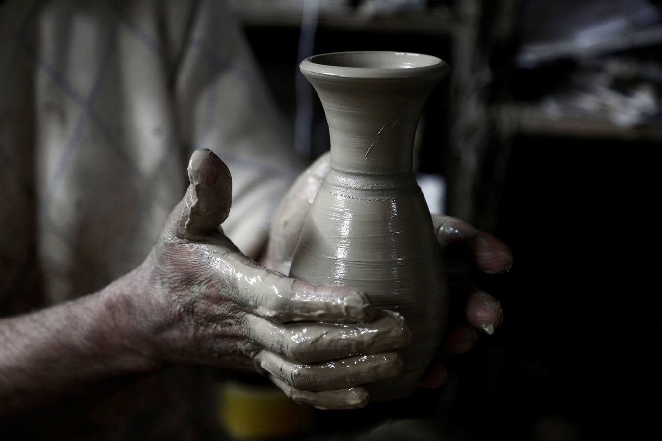 El palestino Jamal Fakhori y su hijo hacen vasijas de arcilla en su taller en la ciudad de Jaba, cerca de Jenin, en la ocupada Cisjordania